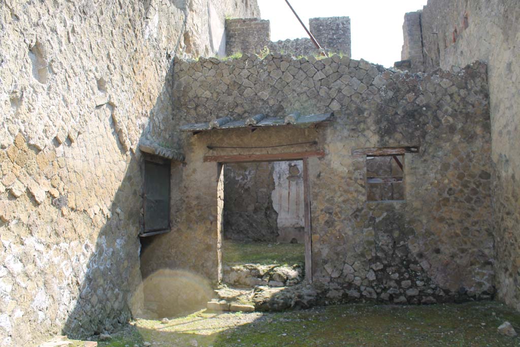Ins. Orientalis II.16, Herculaneum. March 2014. Looking east across workshop.
Foto Annette Haug, ERC Grant 681269 DÉCOR